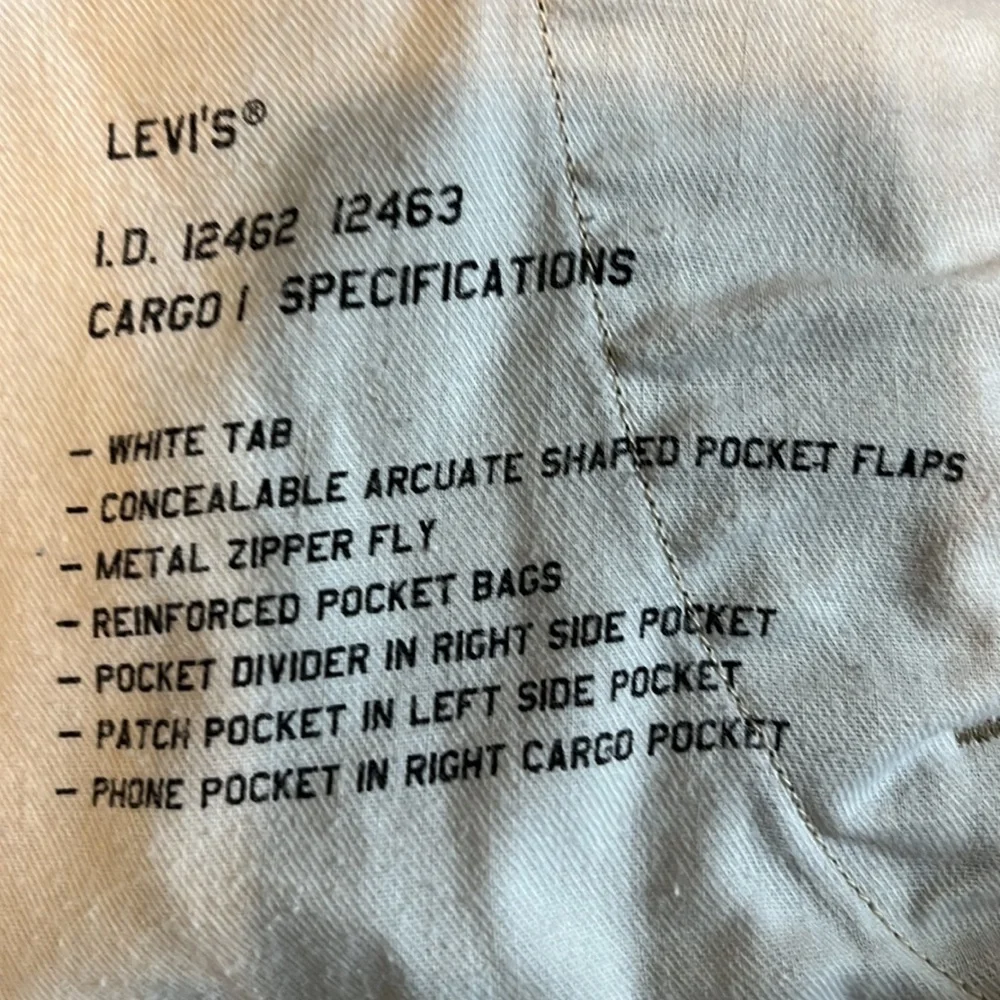 Men’s Levi’s khaki cargo shorts, size 31